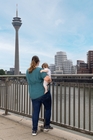 Kleines Model schaut zum Wasser runter
