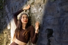 Junges Model vor alter Mauer