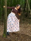 2. Pose am Baumstamm