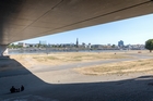 Blick unter der Oberkasseler Br&uuml;cke auf D&uuml;sselorf und Rheinkirmes-Gel&auml;nde